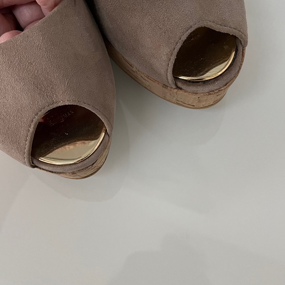Stuart Weitzman Anna Peep Toe Suede Cork Wedge Heels in Beige Tan 8 - Picture 6 of 10